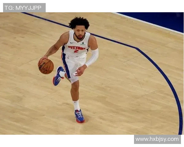 康宁汉姆机智化解三人包夹巧将球砸对手身上成功保球权